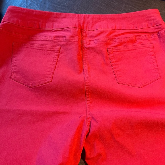 Soft surrounding Bermuda shorts - Picture 3 of 3